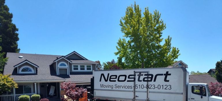 A Neostart truck