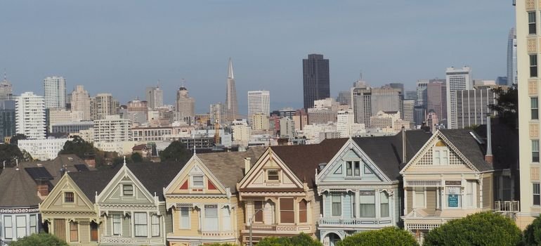 Victorian houses in front of the downtown San Francisco skyline